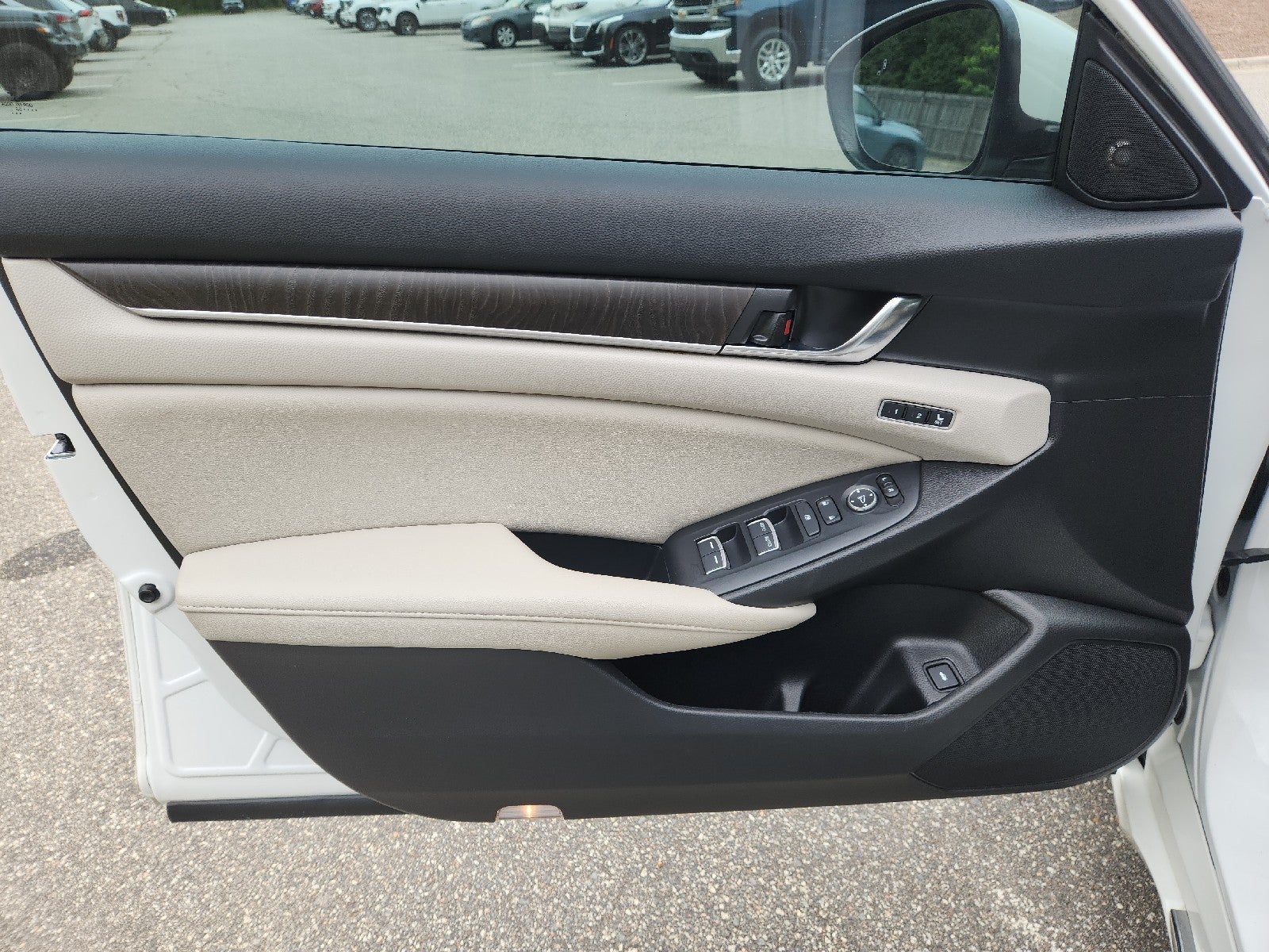2022 Honda Accord Hybrid Touring - Photo 17