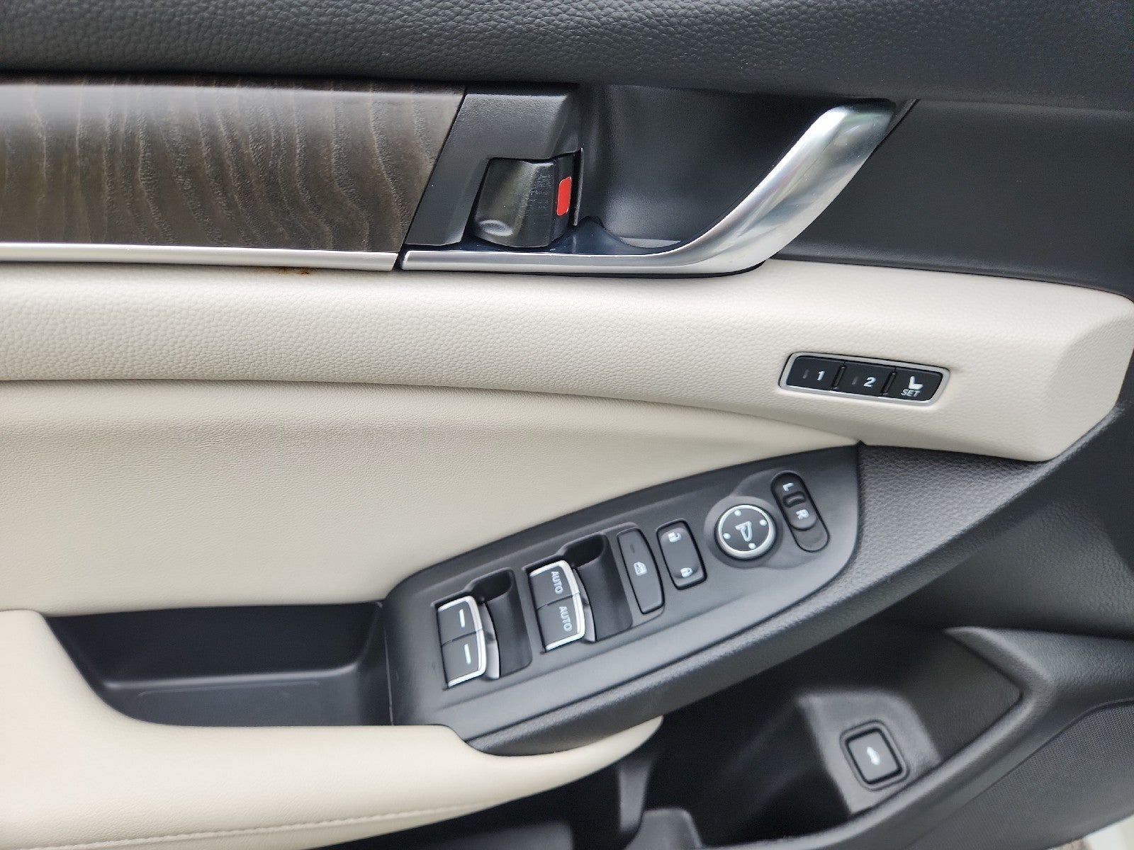 2022 Honda Accord Hybrid Touring - Photo 18
